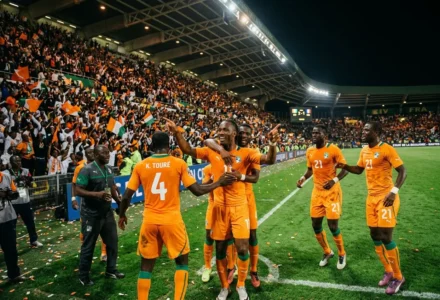 France 🇫🇷 vs Côte d'Ivoire 🇨🇮 : célébration des Bleus après une passe et un but, joueurs en orange sur le terrain devant un public enthousiaste.