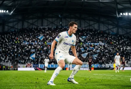 Joueur Benjamin Pavard en action sur le terrain, vêtu d’un maillot blanc, en déploiement lors d’un match, dégageant concentration et tactique. analyse match pavard.