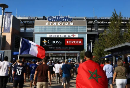 Entrée au Gillette Stadium avec des fans portant des drapeaux France et Maroc pour le match France Maroc coupe du monde 2026, ambiance de quart de finale.