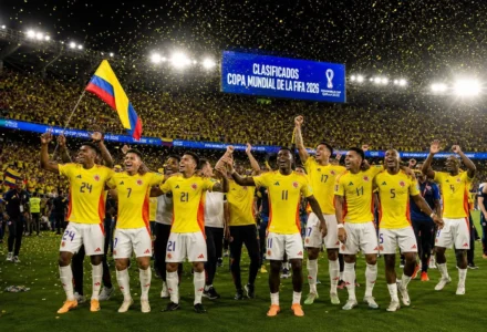 Les joueurs colombiens célèbrent leur qualification, banderole et confettis dorés sur le terrain. colombie déjà qualifiée pour la coupe du monde 2026 est visiblement célébrée.