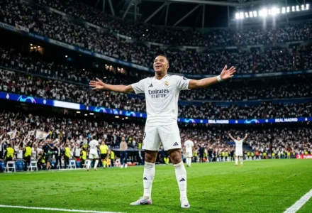 Kylian Mbappé célébrant sur le terrain, bras ouverts, après un match, maillot blanc du Real Madrid et stade lleno de supporters. mbappe cette saison 25 26.