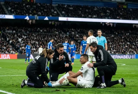 Mbappé blessure : Kylian Mbappé sort blessé entouré par des accompagnants sur le terrain, l’inquiétude monte après la suppression.