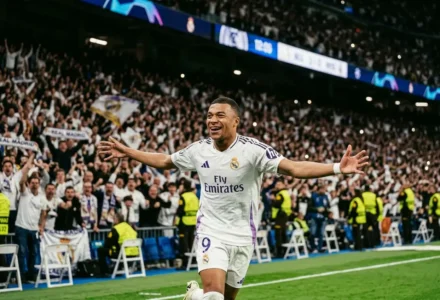 Mbappé cette saison célèbre sur le terrain, célébrant avec les bras ouverts après un but pour le Real Madrid.