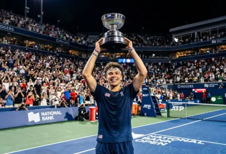 Ter 1000 Toronto 2025: Le vainqueur tient fièrement le trophée sur le court, entouré de spectateurs ravis après la finale Masters 1000 Toronto 2026.