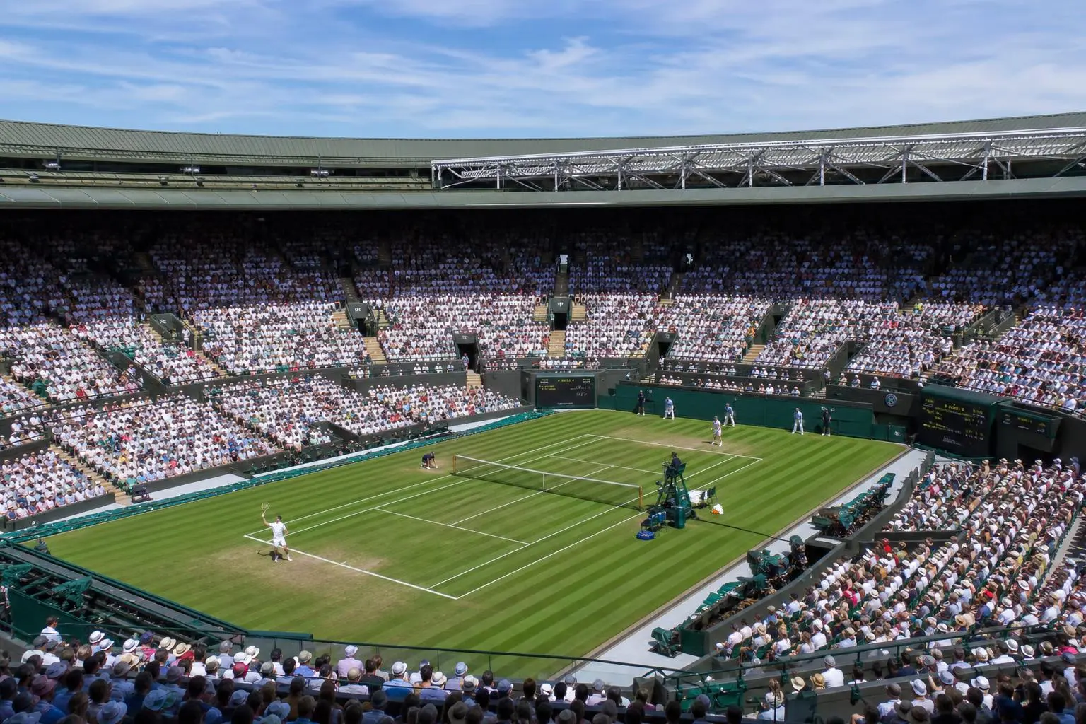 Tribune complète et courtisée lors d’un match de tennis sur gazon à Wimbledon, avec un échange au filet et un public nombreux. prediction tennis wimbledon intégrée naturellement dans le contexte.