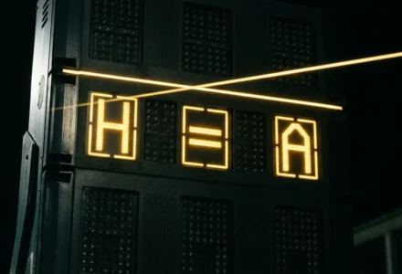Affichage LED jaune montrant H, N, A sur un panneau électronique, symbole de score ou de résultat. 1n2 signification paris sportif.