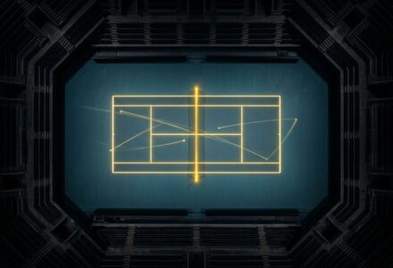 Lentilles lumineuses du court de tennis vu d’en haut, avec un filet central et les lignes du terrain éclairées au néon, prêt pour le lendrier tennis dubai 2026.