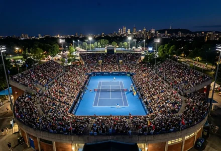 Vue d’ensemble d’un court central de tennis nocturne, entouré d’une foule dense; ambiance lumineuse et ville en arrière-plan. ter 1000 toronto 2026