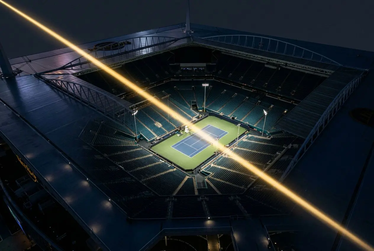 Vue d’un court de tennis éclairé en soirée dans un grand stade, près des tribunes, ambiance de Miami Open miami 2026.